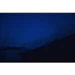 Megumi Han Instagram - 生まれて初めての星見。 ずっと行きたいと願っていた星々の撮影。 ついに念願が叶いました。 ふたご座流星群。 自分の生まれの星座の流星群。 冬の流れ星なんだなぁ。 今年は、良い条件が揃う8年ぶりの好機だったのだそう。 雲の多い時間帯もありましたが、最後には晴れて、この星空です。 この目で見えるよりも遥かに星は多く輝いていました。 だけど、この目で捉えた大きな流星たちを、実際にカメラにおさめるのは、とても難しくて。 それでも捉えられたときの感動は、ひとしお。 わずかに写った線が、流星です。 初めての撮影にしては、上出来だと思います。（ドヤァ） それも自動ではなくアナログで！（ふんす） カメラは、ずっと愛用しているNikon D610。 レンズは、シグマの広角レンズをお借りして。 星見に詳しい皆さんと、初めて星を観測する方々と、実りある時間を過ごしました。 夜空を見上げながら、星々を繋いだり、星にまつわるお話を、たくさん。 寒空の下で飲むココアは、特別なものがありました。 たくさんの奇跡が折り重なって迎えた星降る夜。 星々に魅せられて引き寄せられた星の子たち。 巡り会えたこのご縁に、心から感謝を。 そして、この世界の片隅から幸せを星に願って。 ＿＿＿＿＿＿＿＿＿＿ 向かう道中も楽しく、深夜に食べる海老名のSAで食べたラーメンは、絶品でした。 「星見はスポーツだから」とカロリーを蓄えて、身体もポカポカ。 帰り道も、お腹が空いてしまい、談合坂のSAで、星見の皆さんおすすめのチーズクリームどら焼きを頂きました。脳に沁み渡る美味しさでした。 それから、ガチャポンも。 ハンターと推しの子、回しちゃった！ 野生の鹿や狸がいたり、雲の中にいる体験をしたりして、時間旅行しました。 #星 #星空 #星空撮影 #星空フォト #流れ星 #流星群 #ふたご座流星群 #star #stars #gemini #shootingstars #shootingstar 山梨県