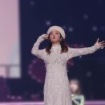 Megumi Han Instagram - 🤍outfit🤍 🍓【 #推しの子 】苺プロファン感謝祭🍓 ステージのお写真を頂いたので、この日のお衣装たちとご紹介！ 🤍 #onepiece ／ #bustier ... @murralofficial 🤍 #beret ／ ... @laulhere_france 🤍 #broach ... @celford_official 🤍 #ring ／ #earings ... @swarovski ワンピースとビスチェは、ずっとこれと決めていたんです。 そんなタイミングで月に一度の「MURRAL SALON」が開かれていたので、試着と購入をしてきました！（間に合わせて頂き、ありがとうございました😭） 私は、なるべくいつも、自分で衣装を選びます。 ファッションがもともと好きだということもあるけれど、こうした衣装選びも、作品や役について考える大切なアウトプット・インプットの時間だから。 そして、この衣装を纏うことによって、皆さんに喜んでもらけるように、そんなことを思い浮かべながら。 作品や役のおかげで、色んなスタイルやカラーに挑戦できるというのもありますし、いいことづくし！