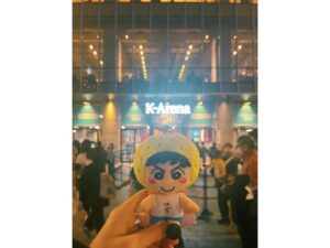 Megumi Han Instagram - お邪魔させて頂きました。 __________ YUZU SPECIAL LIVE 2023 HIBIKI in K-Arena Yokohama BEAUTIFUL never give up __________ ゆずのお二人と、ここに集ったすべての人たちの故郷が、音となり響いていて、終始、視界が滲んでおりました。 移ろいゆく中で、変化しながらも、変わらないものが、そこにあって。 なんだか、とても、郷愁を感じました。 生きていて感じる、すべての感情・感覚と、エネルギー。 地に根っこを強く張って、宇宙へと羽ばたくマンパワー。 ステージと客席が、互いを労い合う光景に、胸が熱くなるばかり。 『「「ありがとうございました！！」」』 『REASON』に『マスカット』所縁ある楽曲たちにも、久しぶりに会えて嬉しかったです。 ご縁を大切にして下さる、ゆずのお二人と皆さんの事が、ずっと大好きだーーー！！ 🌱 🟡 ちなみに、当方、高校1年のときの合唱コンは『夏色』。 アコースティックギターを頑張って弾き語り。 やっぱり、青春の傍らに、いつも。 「もう一回！！もう一回！！」 この日も弾け飛びました。 #ゆず #ゆずLIVE #横浜 #yokohama #Kアリーナ横浜 #ゆずKアリーナ横浜ENCORE