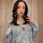 Megumi Han Instagram - 💠 FINAL FANTASY XIVFAN FESTIVAL 2024 in TOKYO 💠 『FINAL FANTASY XIV』の10周年を祝したファンフェスが 東京ドームで開催されてから1週間が経たんとしています。 未だ余韻ひたひたなのですが ようやく言葉にできそうな気がしてきたので こちらでも認（したた）めていこうかと思います。 まずはこの日を彩ってくれた素敵なお衣装たちをご紹介。 わたくしめのミラプリです。 👗 #dress ... @murralofficial 👠 #pumps ... @dianashoespress 💍 #earring / #necklace / #ring ... @swarovski ドレスは、一目見た時から、決めていました🤝 物語冒頭 冒険者とハイデリンとの出会いをイメージして 選ばせて頂きました。 素敵でしょう？ "Letter" long dress といって 空から降り注ぐ粉雪を 小さな記憶に見立てて デザイナーさんが実際に撮影した雪を ドレスに落とし込んでいるんですって。 もう、蒼天のイシュガルドなんですよ。（巨大感情） パンプスは、今年の初物。 長く愛用させて頂いているダイアナさんで新調。 まだ見ぬ旅の、大きな終着点、暁月のフィナーレ 未来へと歩みを進めるENDWALKERをイメージしました。 イヤリングは、ハイデリンそのもの。 こんなにもピッタリなことありますか。 思わずスクショと並べてしまいました。 ネックレスやリングは エオルゼアに輝く星をイメージして。 その星の先端には、オルシュファンの缶バッジ。 こちらは日頃よりお世話になっている光の戦士のフレンドさんから ファンフェス1日目にいただいたもの。 かつてその方は『光のお父さん』の著者であるマイディーさんのFCに所属していた方なんです。 エオルゼアの地に降り立ってからというもの 出逢えたヒカセンの皆さんの想いを共に この日のステージへ連れていきたいと思い ファンフェスへ臨みました。 その想いと決意は、また改めて次の投稿で。