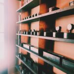 Megumi Han Instagram - 🕯️ MAD et LEN 🕯️ 大好きな香りが、明日から路面店で嗜めるようになり オープンに先駆けてご案内いただいちゃいました！ 『MAD et LEN』 ブランド名は、フランスの焼き菓子「マドレーヌ」が由来しているのだそう。 マルセル･プルースト著『失われた時を求めて』。 この小説に「紅茶に浸したマドレーヌを食べたことで、過去の記憶がよみがえる」というエピソードからインスピレーションを受けているんですって！ このお話を聞いて、より一層、此処の香りに魅せられてしまいました。 お土産にパフューム2種類と一緒に、マドレーヌも頂いて、我が家のTHE SICHUANとパシャリ🤭 紅茶に浸して頂こうと思います🫖🌿 今回、新たに枕元と洗面台の香りと、香水を新調しました。 枕元には、ROSE CRYSTALにDARKWOODの香りを浸して。 洗面台の方は、ちょっぴり大きめのをゲットしたので、後日、郵送してもらうことにしました。 また載せますね！ それから香水は、RED MUSIC。 馴染むようなムスクの香りに癒されて即決でした！ 店内の雰囲気も洗練されていて、自然光の入るこの感じが、また素敵な香りを引き立てていて堪りませんでした。ずっと居られる。 時代と年齢と共に、自分の中で香りの趣向も変わってきています。 生き方とか、過ごし方とか、心の余裕とか、そういうのもまた、香りから影響を受けたり、香りに反映されていったりするような気がしますね。 田原町駅