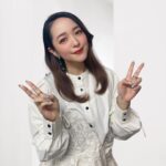 Megumi Han Instagram – 🤍 🤍 🤍

この日のスタイリングは、久芳俊夫さんにお願い致しました！！
ヘアメイクは、今年も一年中、ずっとお世話になり続けました、hijiriさん！！

#shirts … @united_tokyo
#bustier … @shiroma_official
#skirt … @narcissus___official 

久芳さんとは『手裏剣戦隊ニンニンジャー』に携わらせて頂いたときに、ご自身の特撮コラムで対談させて頂いたときに、初めてご一緒させて頂いたのがご縁で、その後も『DEVILMAN crybaby』など数々の作品でアパレルなどのコラボをして下さっていたりしていました！

hijiriさんとは『HUNTER× HUNTER』のもと、ゆずさんと「流れ星キラリ」のレコーディングでご一緒させて頂いたときからのご縁で、ずっとヘアメイクを担当して頂いているのです。数々の作品の、様々な場面に、いつも寄り添い歩んで下さる素敵な方です。

今年の仕事納めをありがとうございました！！