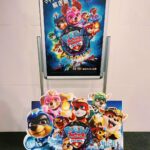 Megumi Han Instagram - 🩷 💙 ❤️ 💛 💚 🧡 🩷 ふたご座流星群が降り注いだ次の日。 流れ星にゆかりのある、この映画が公開となりました。 『パウ・パトロール ザ・マイティ・ムービー』 顔馴染みの面々はもちろんのこと、久しぶりのメンバーや今作で初めて登場するキャラクターたちも加わって、益々パウジョンアップ！ スカイとケントの出会いの物語も明かされます。 もう先週末に、劇場へ足を運んでくれたお友だちもいるのかな？ この冬、愛しのパウ・パトロールのみんなが、たくさんのお友だちに会えますよう、星に願いをかけて。 🐾 __________ 公開初日と同時に、マクドナルドでハッピーセットもスタート！ 行けるメンバーで駆けつけてきました！ 店内では、子供たちがパウ・パトロールのメンバーの名前を呼びながら、マイティパワー全開！ なんとも愛くるしい光景に、幸せのため息が止まりませんでした。 🐾 __________ そして、映画の入場特典のキラキラ光るブロマイド！ 開封の儀を楽しめるように、こんな可愛くて、豪華な仕様の袋に入ってるんです！！ これは、袋ごと保管しておきたいですね。 このブロマイドとシール、公開日にプロデューサーさんが、わざわざ届けに来てくださったんですよ。 なんてありがたいのでしょう。 愛情のかたまりのようなお方です。 パウパトは、キャスト・スタッフ陣と、関わってくださる皆さんが、とても愛情深く、思いやりいっぱいなので、携わって下さった皆さんのライフワークになってほしいし、触れて下さった皆さんに幸せになって欲しいと心から願っています。 それは、見てくれたお友だちにも思っていること。 🐾 __________ それから、キャンディー！ こちらは、エベレスト役の杉田春花さんが、お土産に買ってきてくれました！ なに、この可愛いパッケージ！ みんな、顔隠してるの、最高、可愛い！ キャンディーの柄もパウパトを感じるデザインで！ シークレットでシールも入ってるんです！ 🐾 __________ それから東京駅の改札中、京葉線への通路で発見した広告！ 圧巻ですよね！ ジャンフェス帰りに出会えたので、思わずカメラを回してしまいました！ きっと夢の国へ向かう、夢の国から帰ってきたお友だちへの、心配りを感じる、広告のスポットですよね。 ありがたやぁ。 🐾 __________ 最後は、この間、この目で見た、ふたご座流星群。 ヒット祈願も込めて。