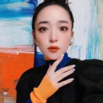 Megumi Han Instagram - 💙　🧡　💛　🖤 この日は、全身ENFÖLDでした！ #tops / #knit / #skirt ... @enfold_official #enfold トップスとニットは、PS（プレスプリング）！ AWかと思ってたけど、ファッション界は早めの春のようです😳 スカートは、2019のAWのもので、実は一度、イベントでも着させて頂いているんだけれど、組み合わせがドンピシャすぎて、もう一度、ステージに！ ご好評だったみたいで嬉しい🥳 なかなか店頭に行く事が出来ていなかったので、かなり久しぶりになってしまいましたが、いつも素敵なご提案、ありがとうございます🙏❤️ 自分で衣装用意していて思うのが「一度着たものを着られないなんて、誰が決めたの！」「あまりにも勿体無いじゃない！」ってこと。 一年の中、一ヶ月の中、一週間の中で、日常的に、同じ服、着るもんね？😉🌟