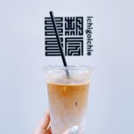 Megumi Han Instagram - 久しぶりのカフェ活。 お店の名前は「TEA GATE COFFEE」なんだけど サブタイみたいなのが、"一期一会"なの、いいよね。 アートが飾られた癒し空間でした。 星座とか、星とか、宇宙とか、惹かれます。 宇宙、星、といえば・・・ 7人の推したちが、次々と、あの場所へと赴いていく、今日この頃。 感じるのは、寂しさよりも、今までよりもっと、彼らを大好きになってしまったということ。 これ以上、見送る人たち（残りのメンバー）を増やさないように ここからは2人ずついくという互いへの思い遣りと 2025年、花様年華の10周年には、何としてでも帰ってくる その確固たる強い想いに、胸を打たれるばかり。 今日は、久しぶりにそろった7人を見て なんだか込み上げてくるものがありました。 はぁ〜…カフェインが美味しいなぁ。←