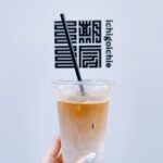 Megumi Han Instagram – 久しぶりのカフェ活。

お店の名前は「TEA GATE COFFEE」なんだけど

サブタイみたいなのが、”一期一会”なの、いいよね。

アートが飾られた癒し空間でした。

星座とか、星とか、宇宙とか、惹かれます。

宇宙、星、といえば・・・

7人の推したちが、次々と、あの場所へと赴いていく、今日この頃。

感じるのは、寂しさよりも、今までよりもっと、彼らを大好きになってしまったということ。

これ以上、見送る人たち（残りのメンバー）を増やさないように

ここからは2人ずついくという互いへの思い遣りと

2025年、花様年華の10周年には、何としてでも帰ってくる

その確固たる強い想いに、胸を打たれるばかり。

今日は、久しぶりにそろった7人を見て

なんだか込み上げてくるものがありました。

はぁ〜…カフェインが美味しいなぁ。←