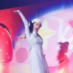 Megumi Han Instagram - 🤍outfit🤍 🍓【 #推しの子 】苺プロファン感謝祭🍓 ステージのお写真を頂いたので、この日のお衣装たちとご紹介！ 🤍 #onepiece ／ #bustier ... @murralofficial 🤍 #beret ／ ... @laulhere_france 🤍 #broach ... @celford_official 🤍 #ring ／ #earings ... @swarovski ワンピースとビスチェは、ずっとこれと決めていたんです。 そんなタイミングで月に一度の「MURRAL SALON」が開かれていたので、試着と購入をしてきました！（間に合わせて頂き、ありがとうございました😭） 私は、なるべくいつも、自分で衣装を選びます。 ファッションがもともと好きだということもあるけれど、こうした衣装選びも、作品や役について考える大切なアウトプット・インプットの時間だから。 そして、この衣装を纏うことによって、皆さんに喜んでもらけるように、そんなことを思い浮かべながら。 作品や役のおかげで、色んなスタイルやカラーに挑戦できるというのもありますし、いいことづくし！