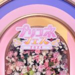 Megumi Han Instagram - 『プリンセスコネクト！Re:Dive』2024ファンフェスタ プリコネフェスタ2024ご視聴ありがとうございました！ プリコネRも今年で6周年！ おめでとうございます！ 前作から考えると、約10年ほどのお付き合いに。 ノウェムとして、ムイミとして、長いこと一緒に戦ってきたんだなぁ。 主人公役の阿部敦さんが「ムイミは、プリコネの裏主人公だと思う」って言って下さったことが、すごく印象的で。 それって、ものすごく恐縮なことなんですけど、それ以上に、なんて有難くて光栄なことなんだろうと思ったんですね。 ムイミは、誰もがあの日々を忘れてしまったところから、一人記憶を持ったまま、この世界を渡り歩いてきたから。 昨年のムイミに訪れた5周年ストーリーイベント「リベレイト・ジ・エデン いつかまた会う未来で」の出会いと再会、星6才能開花のクエストで明かされた過去、そして、今回の6周年を迎えて公開された「I Wish　握りしめるこの手を」のストーリーに隠された繋がりが、これまでの彼女のすべてだったなぁって思ったんですね。　 だから、もしかしたら、彼女の戦いは、一度、大きな区切りを迎えたんじゃないかなぁって。 もちろん、まだまだやらなくちゃいけないこと、いっぱいあるんですけどね！！ - いくぞ未来のために いつだって未来のために戦い続けてきたムイミ。 オクトーと共に大悪党になるべく、大悪党なりの正義を振り翳して、この世界に蔓延るものを薙ぎ払ってきた。 いまは、相棒であるオクトーと離れ離れになってしまったけれど、このさきに訪れる未来を信じて。 明るくて、快活で、恐れ知らずの肉弾頭。 少年漫画の主人公のようなムイミだけど、一歩間違えれば、闇に堕ちてしまうんじゃないかと思わされる、そんな紙一重の危うさも持ち合わせていて… そうさせないためにも、そばにいてくれていたオクトーの存在の有難さと、七冠（セブンクラウンズ）とプリンセスナイトたちの関係性が、本当に、好き。 騎士くんには、いつもごめんねって思うけど（笑） だからこそ、今年のファンフェス、プレイバックの最後は、リベレーターのセリフを残してきました。 「アタシの望む未来、絶対に楽しいに決まってるよな！ もちろんオマエもそこにいろよ！ 約束だからな！」 現実、色んなことがあるけれど、彼女たちのいる未来に"オマエ"がいて欲しくて。 10年後も、その先も、君と繋がること、その喜びを分かち合えるように。 それじゃあ、いつかまた会う未来で。 ってね！！ ⌘＿＿＿＿＿＿＿＿＿＿＿＿＿＿＿＿＿＿＿＿ すべての出番を終えた後、控え室のある廊下で、オクトー役の子安さんのお祝いコメント、ちゃんと聞き届けました。 声聞くと泣きそうになるんですよね。やーねー。 ￣￣￣￣￣￣￣￣￣￣￣￣￣￣￣￣￣￣￣￣⌘ 会えないと思ってたユイ役の種田梨沙さんに すれ違いざま会えたの嬉しかった。 たねちゃん、元気そうでよかったぁ。 ⌘＿＿＿＿＿＿＿＿＿＿＿＿＿＿＿＿＿＿＿＿ 七冠まわりで、なんとも幸せな巡り合わせがあったので、それはまた別の投稿で🤭 ￣￣￣￣￣￣￣￣￣￣￣￣￣￣￣￣￣￣￣￣⌘ Cygamesさんのコンテンツは、本当にユーザーさんのことが羨ましくなるくらい、贅沢な機会を設けて、提供して下さいますよね。 ユーザーの皆さんがいてくださるからこその、感謝ともてなしの気持ちというか。 すごいなぁって。（語彙力） 一ユーザーではもちろんあるんだけど、一キャストでもあるから、そっちの潘めぐみは、羨望の眼差しを向けながら、そう思うわけです。 この日も、ファンフェスを届けるために、本当に沢山の関係者の方々がカメラの向こう側にいらしてね。 ユーザー冥利に、キャスト冥利に尽きるなぁと、改めて感じて。 すべての人々に、心からの労いと感謝を…！！ ￣￣￣￣￣￣￣￣￣￣￣￣￣￣￣￣￣￣￣￣⌘ 圧巻のアクスタを綺麗におさめたくて撮影していたら、サテライトのプログラムを終えたスタッフさんが照明当ててくれたよ。 そこ、一番泣きそうになったよ。