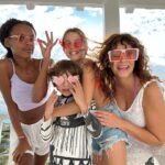 Melani Olivares Instagram - …y llegó papá Noel hasta Cayo largo y nos trajo unas gafas para un sol que todavía no llega, pero nos da igual, porque fuimos a una casa típica campesina, donde bailamos y comimos pan con lechón, con sus gentes que no pueden ser más maravillosas y generosas. Vimos a un cocodrilo bebé y un cangrejo blanco. Después fuimos al centro de recuperación de tortugas, donde cada año salvan 20.000 tortugas y Leonardo nos lo contó con su magia y bondad. Llevamos 2 días aquí y ya sabemos que nos iremos llorando y sabiendo que volveremos en cuanto podamos… @memoriescayolargo @neoxing ( te vamos a llevar con nosotros de vuelta ( lo sabes,no?) @hugo_delross @mohamadfawzigonzalez @rafavillanuevabaena ❤️❤️❤️❤️