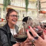 Melani Olivares Instagram - #Publi - Todos los días son especiales y aún más si los compartes con buenos amigos, familia y un buen vino. Vive, ríe y sé feliz porque la esencia de la vida está en las pequeñas cosas que siempre puedes acompañar con una copita de vino de la mano de @mejorcon_vino #tómatelascosasconvino y brinda por cada instante con los tuyos.