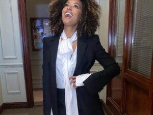 Melanie Liburd Instagram - So who watched episode 206? Also can we just talk about Carrie's looks in this ep! Always fun working with our incredible director @hollywdafricans Writer @fergmeetsworld 
Costume @flfstyle2 Makeup @dgreen6136 @thejaiwilliams Hair @brianbadiehair @cassandraparks.hair