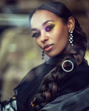 Melanie Liburd Instagram - Time for those winter threads #holidayseason 🖤🤍