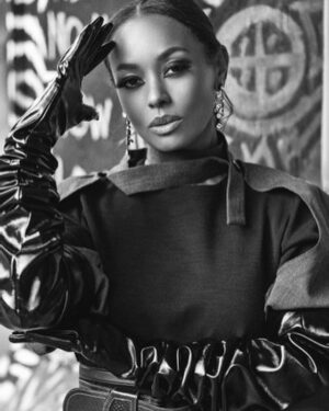 Melanie Liburd Instagram - Time for those winter threads #holidayseason 🖤🤍