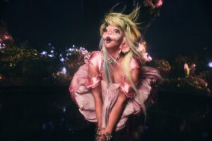 Melanie Martinez Instagram - 𝚜𝚘𝚖𝚎𝚠𝚑𝚎𝚛𝚎 𝚘𝚗 𝚟𝚎𝚗𝚞𝚜
𝚝𝚑𝚎𝚢’𝚛𝚎 𝚜𝚎𝚊𝚛𝚌𝚑𝚒𝚗𝚐 𝚏𝚘𝚛 𝚖𝚎
𝚠𝚑𝚒𝚕𝚎 𝚒’𝚖 𝚌𝚘𝚟𝚎𝚛𝚎𝚍 𝚒𝚗 𝚖𝚞𝚌𝚔
𝚏𝚛𝚘𝚖 𝚝𝚑𝚎 𝚎𝚊𝚛𝚝𝚑 𝚊𝚗𝚍 𝚝𝚑𝚎 𝚜𝚎𝚊
𝚜𝚌𝚛𝚊𝚝𝚌𝚑𝚒𝚗𝚐 𝚝𝚑𝚒𝚜 𝚌𝚊𝚛𝚌𝚊𝚜𝚜 𝚕𝚒𝚔𝚎 𝚍𝚘𝚐𝚜 𝚠𝚒𝚝𝚑 𝚝𝚑𝚎 𝚏𝚕𝚎𝚊𝚜
𝚒 𝚔𝚎𝚎𝚙 𝚕𝚎𝚊𝚗𝚒𝚗𝚐 𝚝𝚘 𝚍𝚢𝚒𝚗𝚐 𝚒𝚗 𝚊𝚕𝚕 𝚘𝚏 𝚖𝚢 𝚍𝚛𝚎𝚊𝚖𝚜