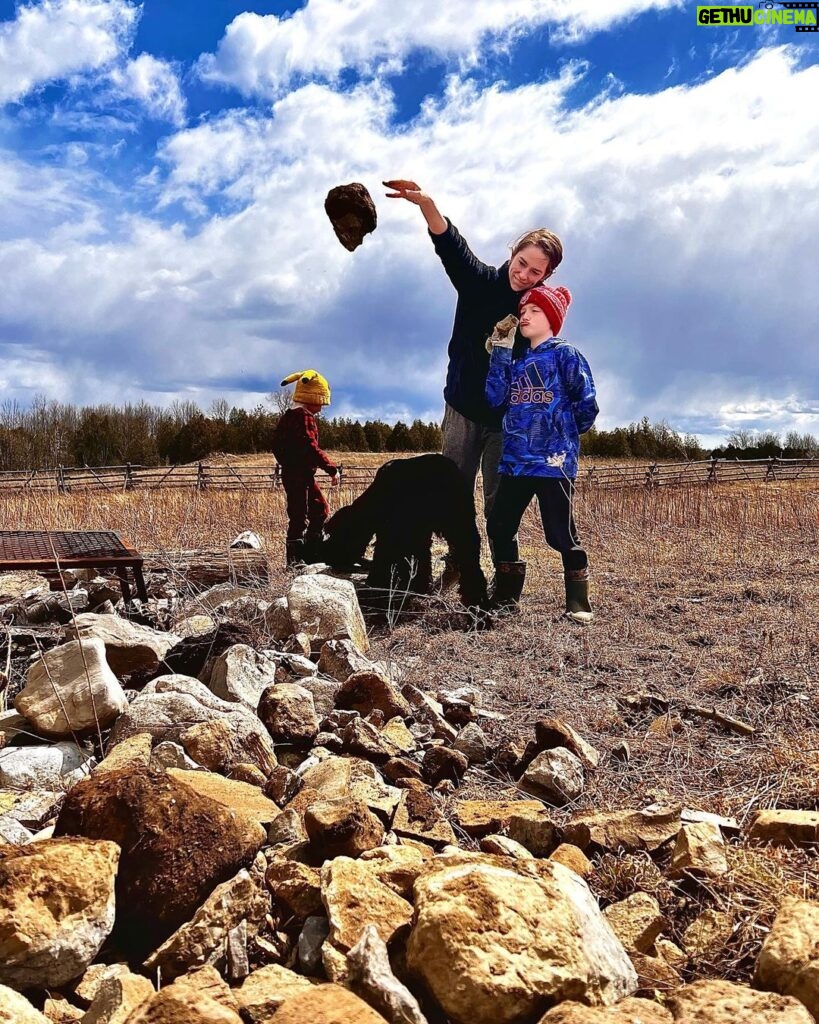Melanie Scrofano Instagram - (Easter) Sundays are for haulin’ (Easter) stones. There’s a special place in Heaven for nature lovers, that’s what I always say ♥️🐣 🌲