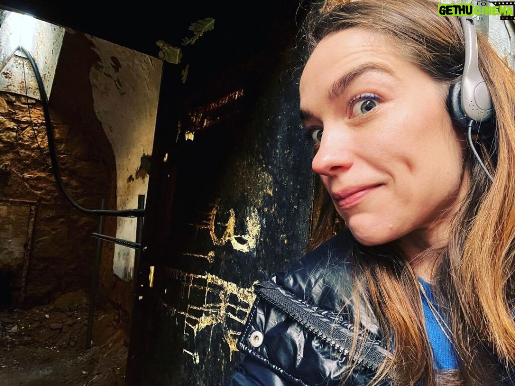 Melanie Scrofano Instagram - Me: Philly, give me a sign that I belong in this city. Philly: Boobs. See you at @fanexpophiladelphia this weekend! Ps for those of you who have not met me, the boob doodle is my go-to doodle. That’s why this is funny. Pps I’m doing an audio tour of the penitentiary - I don’t have 90s taste in headphones. Goodnight then. Eastern State Penitentiary