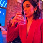 Melanie Scrofano Instagram - Guy behind me was super drunk so we tried to evaluate whether or not he was as getting laid that night which was the perfect activity before the screening of The End of Sex. Also I’m sorry for how I consume popcorn- it’s not healthy or normal.