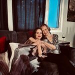 Melanie Scrofano Instagram - Joyeux Noël and Happy Holidays!!! Here’s wishing that nobody has said anything offensive or stupid until dessert! Dominique-nique-nique!!! ♥️♥️♥️♥️ 🎸