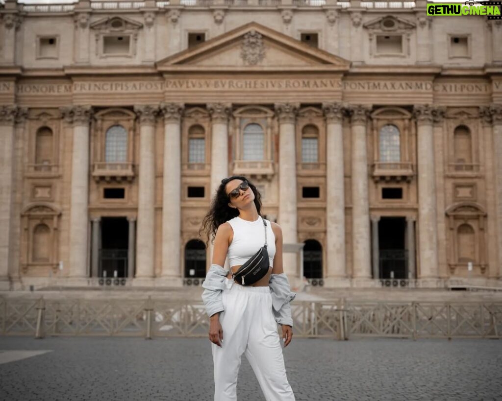 Melina Konti Instagram - 𝐑 𝐎 𝐌 𝐄 𝒅𝒖𝒎𝒑 #rome #italy #roadtrip #photodump #vatican #museum #stpetersbasilica #pieta #michelangelo #scuoladiatene #raphael #colosseum #breathtaking #experience #summer2022 #lifetime #trip #dream #travel @giannisranis ❤️ Rome, Italy