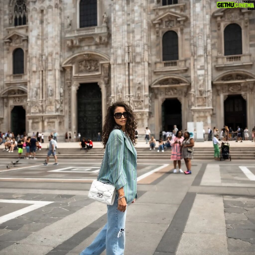 Melina Konti Instagram - 𝕄𝕀𝕃𝔸ℕ𝕆 #milan #duomodimilano #italy #roadtrip #dream #travelphoto #streetstyle #fashion #travelgirl #style #otd #jeans #vintage #blazer #handbag #michaelkors #instafashion #september #travel #life #love #smile #happy #grateful Milan, Italy