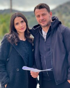 Melina Konti Instagram - Έχει ο καιρός «γυρίσματα»! 🎬 Backstage click από τη «Γη της Ελιάς» με τη Δήμητρα και τον Ορέστη. 📸 @yiannoskamertas #gitiselias #megatv #tvseries #backstage #actorslife Αρεόπολη Μάνη