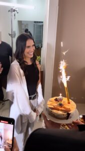 Melina Konti Instagram - 29🎈 Γενέθλια στο γύρισμα φέτος, σας ευχαριστώ πολύ πολύ όλους! 🙏 #birthdaygirl #gitiselias