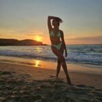 Melina Konti Instagram – Φέτος στις διακοπές μου προσπαθούσα να μένω στην παραλία για τη δύση του ηλίου. Με ηρεμεί τόσο πολύ το ηλιοβασίλεμα στη θάλασσα, δεν μπορώ να τη χορτάσω αυτή την αίσθηση.. Απλή, δεν κοστίζει τίποτα και είναι σκέτη μαγεία 🔆

#sunset #magichour #beach #sea #sand #antiparos #island #greece #summer #vacation #dream #serenity #actress #dancer Αντίπαρος