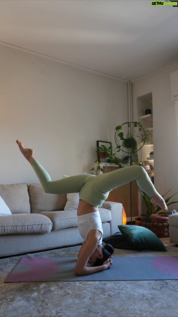 Melina Konti Instagram - Κυριακούλα 🤸‍♀ #sunday #vibes #yoga #headstand #actress #dancer Athens, Greece