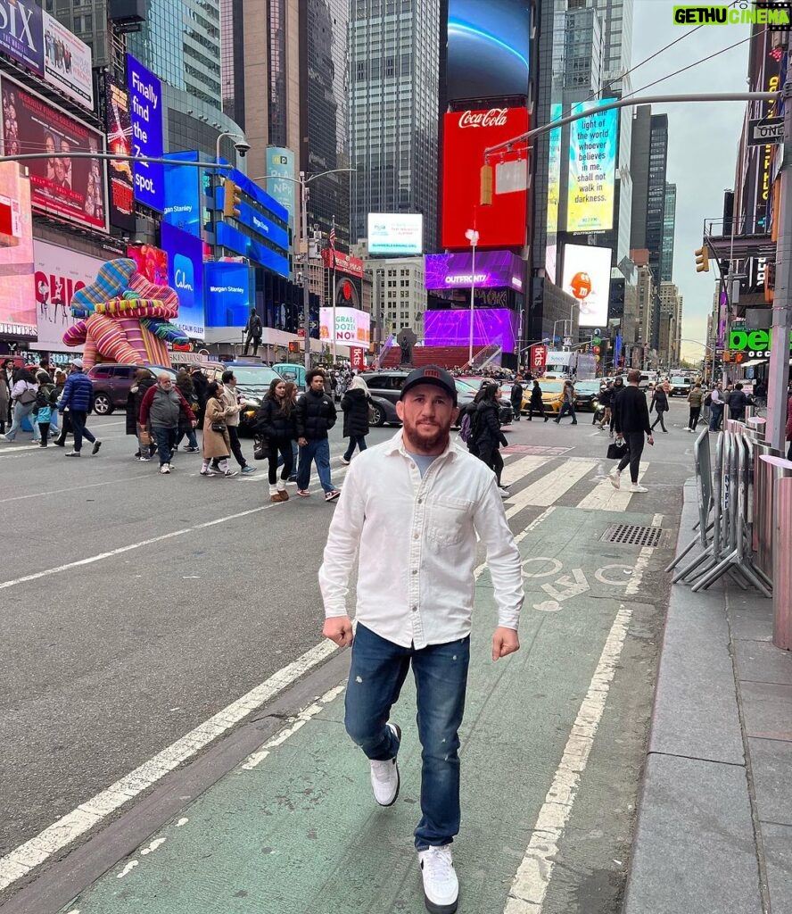 Merab Dvalishvili Instagram - Stand up New York ! My Three Guys @steamrollafrevola_mma @naz_mma @dennisbuzukja are bring home the W's tonight ! 🦾⚔️🔥 New York, New York