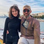 Merih Öztürk Instagram - Bakmayın senaryoda yaşlı ve huysuz Barbaros yazdığına, backstage’de hep böyleyiz işte 😍 @ahmetpinar_ • #börü2039