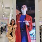 Merih Öztürk Instagram - Çok net hatırlıyorum. 10 yaşımdaydım, ailemle birlikte alışveriş merkezine gitmiştik. LcWaikiki’de bayramlık kıyafet almak için dolaşırken, panosunda çok güzel benim yaşlarımda bir kız çocuğu görmüştüm, güzel gülümseyen ve güzel kıyafetlerle. Kendimi onun yerine koymuş ve uzun bir süre onu izlemiştim. O kadar olmak istedim ki onun yerinde, gülümseyerek daldığımda babamın sesiyle gözlerimi ondan ayırıp kasaya ilerledim. Ve nerdeyse 11 yıl sonra bugün aynı panodan yine gözlerimi uzun bir süre ayıramadım ama bu defa farklıydı. Kendimi gerçekten gördüm. Kendimi gülümseyerek izliyordum işte. Biliyorum ki tüm bu hislerdir hayatı hayat yapan. Çünkü amaç değil asıl seni mutlu eden. Amacına giderken hissettiğin anlardır o eşsiz, güzel anlar. Ve ben çok mutluyum. Yine bir dolu hayal sığdırmıştım 21 yaşıma da. Hayat gerçekten bir noktada arzuladığımız ve bununla orantılı çabaladığımız taktirde bize istediğimiz şeyi sunuyor. Her zaman mı bilemem ama bir şeyden eminim, o şeyi tam kalbinle istediğinde mutlaka karşına çıkıyor. Teşekkür ederim hayatıma bana bu güzellikleri yaşattığı ve çok küçük bir yaşta hayal ettiğim şeyi tam da karşıma gururla çıkarttığı için. 🌟 @lcwaikiki • I remember as today, i was 10 years old we went with my family in a shooping mall. When i was walking at LcWaikiki, i saw a billboard with a girl my age with a beautiful smile and nice clothes. So as a kid i imagine myself in that billboard and i was staring for a while and the desire to be in that billboard was so much. And after 11 years today at the same spot i was staring at same billboard, but this time was diferent, becouse this time i really saw myself in that billboard. I was staring myself with a smile. I know that dreams makes life more beautiful. It’s not that your dream came true, is the the way while trying to fullfill it makes you happy. And i am so happy. Thankful to my life that brought in reality exactly what i dreamed of at a very young age 🌟 @lcwaikiki Maltepe Piazza