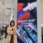 Merih Öztürk Instagram - Çok net hatırlıyorum. 10 yaşımdaydım, ailemle birlikte alışveriş merkezine gitmiştik. LcWaikiki’de bayramlık kıyafet almak için dolaşırken, panosunda çok güzel benim yaşlarımda bir kız çocuğu görmüştüm, güzel gülümseyen ve güzel kıyafetlerle. Kendimi onun yerine koymuş ve uzun bir süre onu izlemiştim. O kadar olmak istedim ki onun yerinde, gülümseyerek daldığımda babamın sesiyle gözlerimi ondan ayırıp kasaya ilerledim. Ve nerdeyse 11 yıl sonra bugün aynı panodan yine gözlerimi uzun bir süre ayıramadım ama bu defa farklıydı. Kendimi gerçekten gördüm. Kendimi gülümseyerek izliyordum işte. Biliyorum ki tüm bu hislerdir hayatı hayat yapan. Çünkü amaç değil asıl seni mutlu eden. Amacına giderken hissettiğin anlardır o eşsiz, güzel anlar. Ve ben çok mutluyum. Yine bir dolu hayal sığdırmıştım 21 yaşıma da. Hayat gerçekten bir noktada arzuladığımız ve bununla orantılı çabaladığımız taktirde bize istediğimiz şeyi sunuyor. Her zaman mı bilemem ama bir şeyden eminim, o şeyi tam kalbinle istediğinde mutlaka karşına çıkıyor. Teşekkür ederim hayatıma bana bu güzellikleri yaşattığı ve çok küçük bir yaşta hayal ettiğim şeyi tam da karşıma gururla çıkarttığı için. 🌟 @lcwaikiki • I remember as today, i was 10 years old we went with my family in a shooping mall. When i was walking at LcWaikiki, i saw a billboard with a girl my age with a beautiful smile and nice clothes. So as a kid i imagine myself in that billboard and i was staring for a while and the desire to be in that billboard was so much. And after 11 years today at the same spot i was staring at same billboard, but this time was diferent, becouse this time i really saw myself in that billboard. I was staring myself with a smile. I know that dreams makes life more beautiful. It’s not that your dream came true, is the the way while trying to fullfill it makes you happy. And i am so happy. Thankful to my life that brought in reality exactly what i dreamed of at a very young age 🌟 @lcwaikiki Maltepe Piazza