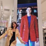 Merih Öztürk Instagram - Çok net hatırlıyorum. 10 yaşımdaydım, ailemle birlikte alışveriş merkezine gitmiştik. LcWaikiki’de bayramlık kıyafet almak için dolaşırken, panosunda çok güzel benim yaşlarımda bir kız çocuğu görmüştüm, güzel gülümseyen ve güzel kıyafetlerle. Kendimi onun yerine koymuş ve uzun bir süre onu izlemiştim. O kadar olmak istedim ki onun yerinde, gülümseyerek daldığımda babamın sesiyle gözlerimi ondan ayırıp kasaya ilerledim. Ve nerdeyse 11 yıl sonra bugün aynı panodan yine gözlerimi uzun bir süre ayıramadım ama bu defa farklıydı. Kendimi gerçekten gördüm. Kendimi gülümseyerek izliyordum işte. Biliyorum ki tüm bu hislerdir hayatı hayat yapan. Çünkü amaç değil asıl seni mutlu eden. Amacına giderken hissettiğin anlardır o eşsiz, güzel anlar. Ve ben çok mutluyum. Yine bir dolu hayal sığdırmıştım 21 yaşıma da. Hayat gerçekten bir noktada arzuladığımız ve bununla orantılı çabaladığımız taktirde bize istediğimiz şeyi sunuyor. Her zaman mı bilemem ama bir şeyden eminim, o şeyi tam kalbinle istediğinde mutlaka karşına çıkıyor. Teşekkür ederim hayatıma bana bu güzellikleri yaşattığı ve çok küçük bir yaşta hayal ettiğim şeyi tam da karşıma gururla çıkarttığı için. 🌟 @lcwaikiki • I remember as today, i was 10 years old we went with my family in a shooping mall. When i was walking at LcWaikiki, i saw a billboard with a girl my age with a beautiful smile and nice clothes. So as a kid i imagine myself in that billboard and i was staring for a while and the desire to be in that billboard was so much. And after 11 years today at the same spot i was staring at same billboard, but this time was diferent, becouse this time i really saw myself in that billboard. I was staring myself with a smile. I know that dreams makes life more beautiful. It’s not that your dream came true, is the the way while trying to fullfill it makes you happy. And i am so happy. Thankful to my life that brought in reality exactly what i dreamed of at a very young age 🌟 @lcwaikiki Maltepe Piazza