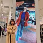 Merih Öztürk Instagram - Çok net hatırlıyorum. 10 yaşımdaydım, ailemle birlikte alışveriş merkezine gitmiştik. LcWaikiki’de bayramlık kıyafet almak için dolaşırken, panosunda çok güzel benim yaşlarımda bir kız çocuğu görmüştüm, güzel gülümseyen ve güzel kıyafetlerle. Kendimi onun yerine koymuş ve uzun bir süre onu izlemiştim. O kadar olmak istedim ki onun yerinde, gülümseyerek daldığımda babamın sesiyle gözlerimi ondan ayırıp kasaya ilerledim. Ve nerdeyse 11 yıl sonra bugün aynı panodan yine gözlerimi uzun bir süre ayıramadım ama bu defa farklıydı. Kendimi gerçekten gördüm. Kendimi gülümseyerek izliyordum işte. Biliyorum ki tüm bu hislerdir hayatı hayat yapan. Çünkü amaç değil asıl seni mutlu eden. Amacına giderken hissettiğin anlardır o eşsiz, güzel anlar. Ve ben çok mutluyum. Yine bir dolu hayal sığdırmıştım 21 yaşıma da. Hayat gerçekten bir noktada arzuladığımız ve bununla orantılı çabaladığımız taktirde bize istediğimiz şeyi sunuyor. Her zaman mı bilemem ama bir şeyden eminim, o şeyi tam kalbinle istediğinde mutlaka karşına çıkıyor. Teşekkür ederim hayatıma bana bu güzellikleri yaşattığı ve çok küçük bir yaşta hayal ettiğim şeyi tam da karşıma gururla çıkarttığı için. 🌟 @lcwaikiki • I remember as today, i was 10 years old we went with my family in a shooping mall. When i was walking at LcWaikiki, i saw a billboard with a girl my age with a beautiful smile and nice clothes. So as a kid i imagine myself in that billboard and i was staring for a while and the desire to be in that billboard was so much. And after 11 years today at the same spot i was staring at same billboard, but this time was diferent, becouse this time i really saw myself in that billboard. I was staring myself with a smile. I know that dreams makes life more beautiful. It’s not that your dream came true, is the the way while trying to fullfill it makes you happy. And i am so happy. Thankful to my life that brought in reality exactly what i dreamed of at a very young age 🌟 @lcwaikiki Maltepe Piazza