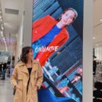 Merih Öztürk Instagram - Çok net hatırlıyorum. 10 yaşımdaydım, ailemle birlikte alışveriş merkezine gitmiştik. LcWaikiki’de bayramlık kıyafet almak için dolaşırken, panosunda çok güzel benim yaşlarımda bir kız çocuğu görmüştüm, güzel gülümseyen ve güzel kıyafetlerle. Kendimi onun yerine koymuş ve uzun bir süre onu izlemiştim. O kadar olmak istedim ki onun yerinde, gülümseyerek daldığımda babamın sesiyle gözlerimi ondan ayırıp kasaya ilerledim. Ve nerdeyse 11 yıl sonra bugün aynı panodan yine gözlerimi uzun bir süre ayıramadım ama bu defa farklıydı. Kendimi gerçekten gördüm. Kendimi gülümseyerek izliyordum işte. Biliyorum ki tüm bu hislerdir hayatı hayat yapan. Çünkü amaç değil asıl seni mutlu eden. Amacına giderken hissettiğin anlardır o eşsiz, güzel anlar. Ve ben çok mutluyum. Yine bir dolu hayal sığdırmıştım 21 yaşıma da. Hayat gerçekten bir noktada arzuladığımız ve bununla orantılı çabaladığımız taktirde bize istediğimiz şeyi sunuyor. Her zaman mı bilemem ama bir şeyden eminim, o şeyi tam kalbinle istediğinde mutlaka karşına çıkıyor. Teşekkür ederim hayatıma bana bu güzellikleri yaşattığı ve çok küçük bir yaşta hayal ettiğim şeyi tam da karşıma gururla çıkarttığı için. 🌟 @lcwaikiki • I remember as today, i was 10 years old we went with my family in a shooping mall. When i was walking at LcWaikiki, i saw a billboard with a girl my age with a beautiful smile and nice clothes. So as a kid i imagine myself in that billboard and i was staring for a while and the desire to be in that billboard was so much. And after 11 years today at the same spot i was staring at same billboard, but this time was diferent, becouse this time i really saw myself in that billboard. I was staring myself with a smile. I know that dreams makes life more beautiful. It’s not that your dream came true, is the the way while trying to fullfill it makes you happy. And i am so happy. Thankful to my life that brought in reality exactly what i dreamed of at a very young age 🌟 @lcwaikiki Maltepe Piazza