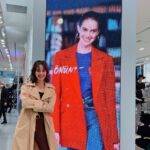 Merih Öztürk Instagram - Çok net hatırlıyorum. 10 yaşımdaydım, ailemle birlikte alışveriş merkezine gitmiştik. LcWaikiki’de bayramlık kıyafet almak için dolaşırken, panosunda çok güzel benim yaşlarımda bir kız çocuğu görmüştüm, güzel gülümseyen ve güzel kıyafetlerle. Kendimi onun yerine koymuş ve uzun bir süre onu izlemiştim. O kadar olmak istedim ki onun yerinde, gülümseyerek daldığımda babamın sesiyle gözlerimi ondan ayırıp kasaya ilerledim. Ve nerdeyse 11 yıl sonra bugün aynı panodan yine gözlerimi uzun bir süre ayıramadım ama bu defa farklıydı. Kendimi gerçekten gördüm. Kendimi gülümseyerek izliyordum işte. Biliyorum ki tüm bu hislerdir hayatı hayat yapan. Çünkü amaç değil asıl seni mutlu eden. Amacına giderken hissettiğin anlardır o eşsiz, güzel anlar. Ve ben çok mutluyum. Yine bir dolu hayal sığdırmıştım 21 yaşıma da. Hayat gerçekten bir noktada arzuladığımız ve bununla orantılı çabaladığımız taktirde bize istediğimiz şeyi sunuyor. Her zaman mı bilemem ama bir şeyden eminim, o şeyi tam kalbinle istediğinde mutlaka karşına çıkıyor. Teşekkür ederim hayatıma bana bu güzellikleri yaşattığı ve çok küçük bir yaşta hayal ettiğim şeyi tam da karşıma gururla çıkarttığı için. 🌟 @lcwaikiki • I remember as today, i was 10 years old we went with my family in a shooping mall. When i was walking at LcWaikiki, i saw a billboard with a girl my age with a beautiful smile and nice clothes. So as a kid i imagine myself in that billboard and i was staring for a while and the desire to be in that billboard was so much. And after 11 years today at the same spot i was staring at same billboard, but this time was diferent, becouse this time i really saw myself in that billboard. I was staring myself with a smile. I know that dreams makes life more beautiful. It’s not that your dream came true, is the the way while trying to fullfill it makes you happy. And i am so happy. Thankful to my life that brought in reality exactly what i dreamed of at a very young age 🌟 @lcwaikiki Maltepe Piazza