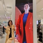 Merih Öztürk Instagram - Çok net hatırlıyorum. 10 yaşımdaydım, ailemle birlikte alışveriş merkezine gitmiştik. LcWaikiki’de bayramlık kıyafet almak için dolaşırken, panosunda çok güzel benim yaşlarımda bir kız çocuğu görmüştüm, güzel gülümseyen ve güzel kıyafetlerle. Kendimi onun yerine koymuş ve uzun bir süre onu izlemiştim. O kadar olmak istedim ki onun yerinde, gülümseyerek daldığımda babamın sesiyle gözlerimi ondan ayırıp kasaya ilerledim. Ve nerdeyse 11 yıl sonra bugün aynı panodan yine gözlerimi uzun bir süre ayıramadım ama bu defa farklıydı. Kendimi gerçekten gördüm. Kendimi gülümseyerek izliyordum işte. Biliyorum ki tüm bu hislerdir hayatı hayat yapan. Çünkü amaç değil asıl seni mutlu eden. Amacına giderken hissettiğin anlardır o eşsiz, güzel anlar. Ve ben çok mutluyum. Yine bir dolu hayal sığdırmıştım 21 yaşıma da. Hayat gerçekten bir noktada arzuladığımız ve bununla orantılı çabaladığımız taktirde bize istediğimiz şeyi sunuyor. Her zaman mı bilemem ama bir şeyden eminim, o şeyi tam kalbinle istediğinde mutlaka karşına çıkıyor. Teşekkür ederim hayatıma bana bu güzellikleri yaşattığı ve çok küçük bir yaşta hayal ettiğim şeyi tam da karşıma gururla çıkarttığı için. 🌟 @lcwaikiki • I remember as today, i was 10 years old we went with my family in a shooping mall. When i was walking at LcWaikiki, i saw a billboard with a girl my age with a beautiful smile and nice clothes. So as a kid i imagine myself in that billboard and i was staring for a while and the desire to be in that billboard was so much. And after 11 years today at the same spot i was staring at same billboard, but this time was diferent, becouse this time i really saw myself in that billboard. I was staring myself with a smile. I know that dreams makes life more beautiful. It’s not that your dream came true, is the the way while trying to fullfill it makes you happy. And i am so happy. Thankful to my life that brought in reality exactly what i dreamed of at a very young age 🌟 @lcwaikiki Maltepe Piazza