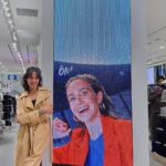 Merih Öztürk Instagram - Çok net hatırlıyorum. 10 yaşımdaydım, ailemle birlikte alışveriş merkezine gitmiştik. LcWaikiki’de bayramlık kıyafet almak için dolaşırken, panosunda çok güzel benim yaşlarımda bir kız çocuğu görmüştüm, güzel gülümseyen ve güzel kıyafetlerle. Kendimi onun yerine koymuş ve uzun bir süre onu izlemiştim. O kadar olmak istedim ki onun yerinde, gülümseyerek daldığımda babamın sesiyle gözlerimi ondan ayırıp kasaya ilerledim. Ve nerdeyse 11 yıl sonra bugün aynı panodan yine gözlerimi uzun bir süre ayıramadım ama bu defa farklıydı. Kendimi gerçekten gördüm. Kendimi gülümseyerek izliyordum işte. Biliyorum ki tüm bu hislerdir hayatı hayat yapan. Çünkü amaç değil asıl seni mutlu eden. Amacına giderken hissettiğin anlardır o eşsiz, güzel anlar. Ve ben çok mutluyum. Yine bir dolu hayal sığdırmıştım 21 yaşıma da. Hayat gerçekten bir noktada arzuladığımız ve bununla orantılı çabaladığımız taktirde bize istediğimiz şeyi sunuyor. Her zaman mı bilemem ama bir şeyden eminim, o şeyi tam kalbinle istediğinde mutlaka karşına çıkıyor. Teşekkür ederim hayatıma bana bu güzellikleri yaşattığı ve çok küçük bir yaşta hayal ettiğim şeyi tam da karşıma gururla çıkarttığı için. 🌟 @lcwaikiki • I remember as today, i was 10 years old we went with my family in a shooping mall. When i was walking at LcWaikiki, i saw a billboard with a girl my age with a beautiful smile and nice clothes. So as a kid i imagine myself in that billboard and i was staring for a while and the desire to be in that billboard was so much. And after 11 years today at the same spot i was staring at same billboard, but this time was diferent, becouse this time i really saw myself in that billboard. I was staring myself with a smile. I know that dreams makes life more beautiful. It’s not that your dream came true, is the the way while trying to fullfill it makes you happy. And i am so happy. Thankful to my life that brought in reality exactly what i dreamed of at a very young age 🌟 @lcwaikiki Maltepe Piazza