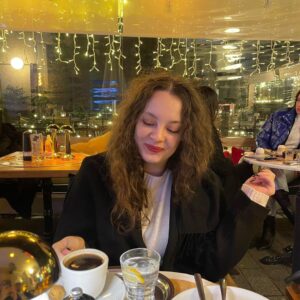 Merve Ateş Instagram - sessizce, sakince geçirilen özel günleri seviyorum… Dostlarımla benim için değerli insanlarla… İyi ki doğdum🤍 (19 oldum bu arada)