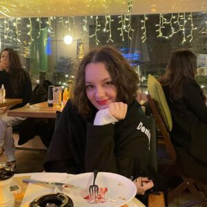 Merve Ateş Instagram - sessizce, sakince geçirilen özel günleri seviyorum… Dostlarımla benim için değerli insanlarla… İyi ki doğdum🤍 (19 oldum bu arada)