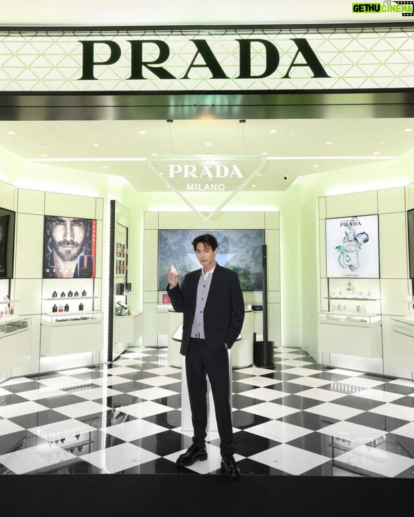Metawin Opas-iamkajorn Instagram - What an honour to be here for the first Prada Beauty store of Southeast Asia in Singapore 🖤 @PRADABEAUTY #PRADABEAUTY VivoCity Singapore