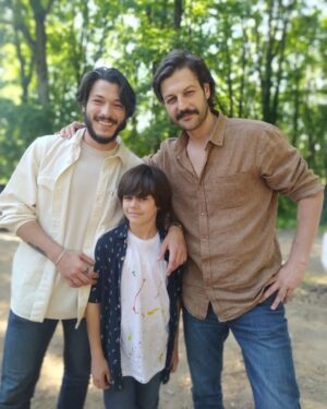 Metehan Parıltı Instagram - Seksenler, doksanlar, iki binler 👨‍👨‍👦
Nesilden nesile 🤪
@serhatteoman 
@kubilayakaa 
#oğlum #sedat #bulut #efe