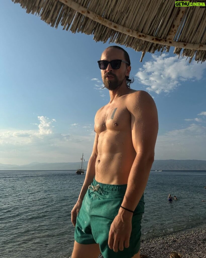 Metin Akdülger Instagram - Summer dump 🐕‍🦺🎬🏖️🏄🏼‍♂️❤️