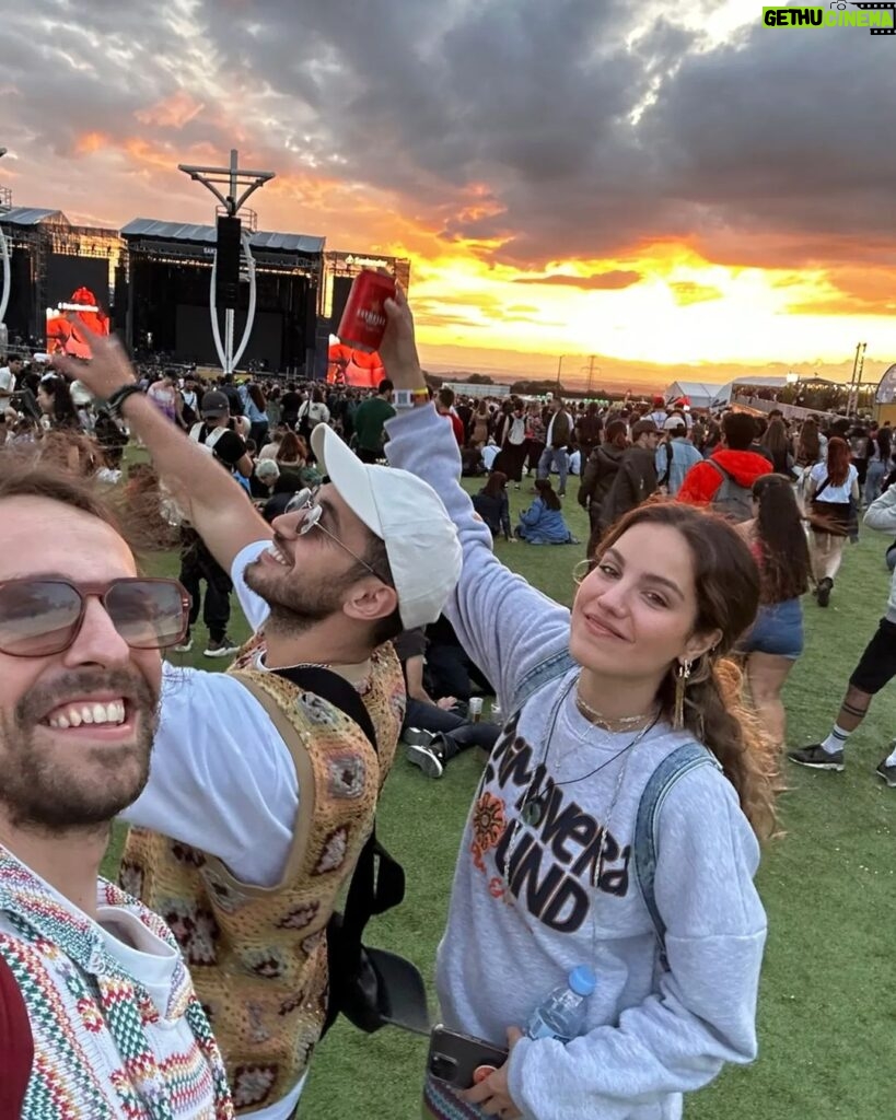 Metin Akdülger Instagram - Güzel Şeyler 🌈⚡#primaverasoundmadrid @cansuakinn @ahmetaksoz ❤☕ 📓🏴‍☠️😎