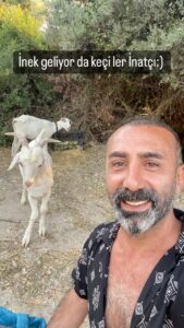 Metin Yıldız Instagram - İnek geliyor da Keçiler İnatçı :) #keçi #inek #şaka #mizah #inat #inatçı #selfie #selfi #kesfet #kesfetteyiz #instagram #instagood @ceylanyilmaz__
