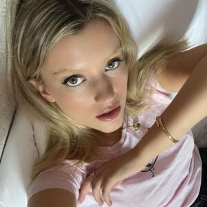 Mia Healey Instagram - What’s everyone doing rn ? 

@bulgari