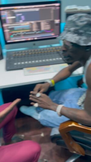 Michael Blackson Instagram - @shattawalenima giving me lessons on my Ghana Artists. I know most of the songs but I don’t know their names. Ghana 🇬🇭 to the world Tour coming soon.
