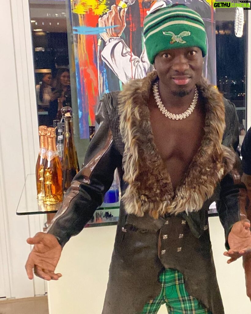Michael Blackson Instagram - Tell me who your team is playing and I’ll give you the final score. Today my @philadelphiaeagles takes on my nephew and the fishes of the @miamidolphins, I’m not sure if a dolphin is a mammal or a fish but tonight it will be dinner to the eagles. Philly 32 Mia 24.