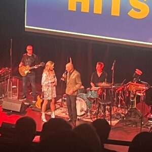 Michael Brinkenstjärna Instagram - En kväll med Mästaren Lasse Holm ! Hiiitz …Hiiiitz .. Bara Hiitz 🔥Grattis på din 80 års dag Bästa Kung Lasse @lasse_349 🙏 Tack till @artistbolaget_stockhouse för en trevlig kväll av Hits 🏆#tv4 #såmktbättre #lasseholm #brink #brinkenstjärna #dj #djs #sång #singer #stockholm #hits #instagram #instagood
