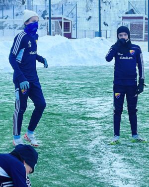 Michael Brinkenstjärna Instagram - Första träningen , säsong 2024 👊För Milo & hans grymma lagkamrater i p10 Djurgårdens IF🏆Efter 20 dgrs total vila 💪🏾Självklart är jag plats -15 grader 😅#fotboll #vinter #djurgården #framtid #instagram #instagood #sweden🇸🇪